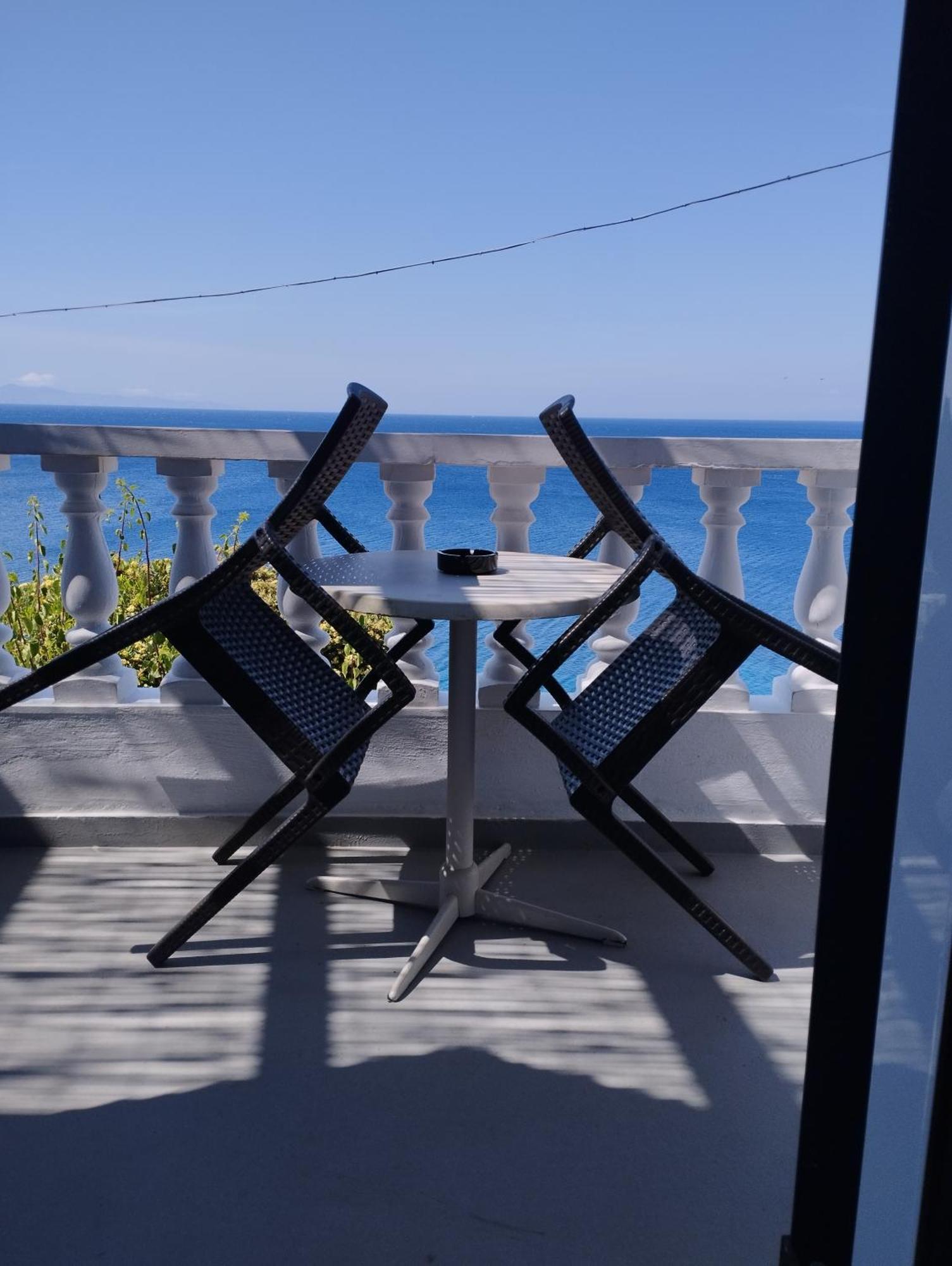 Marisini Sea View Aparthotel Batsi  Bilik gambar